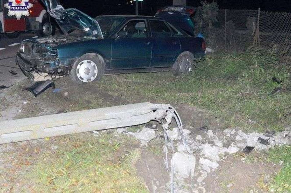 Wjechał autem w słup. Zostawił pasażerów i uciekł (zdjęcia)