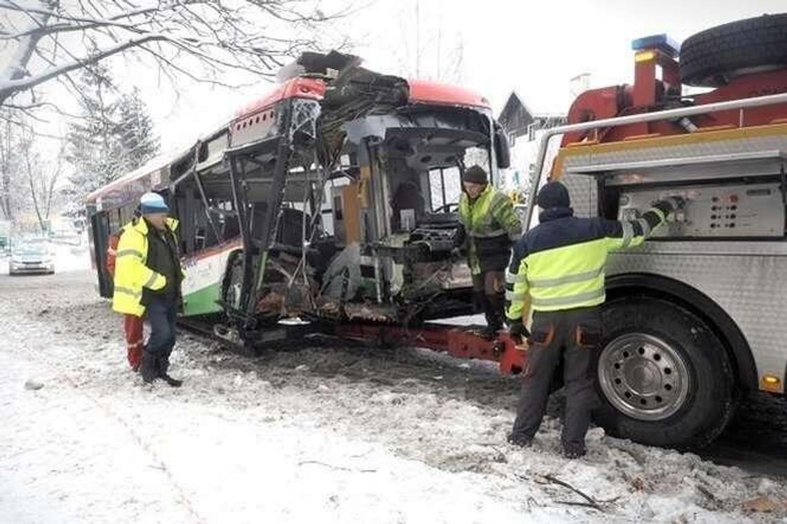 Wjechał autobusem w drzewo. Już nie chce poddać się karze Wjechał autobusem w drzewo. Już nie chce poddać się karze
