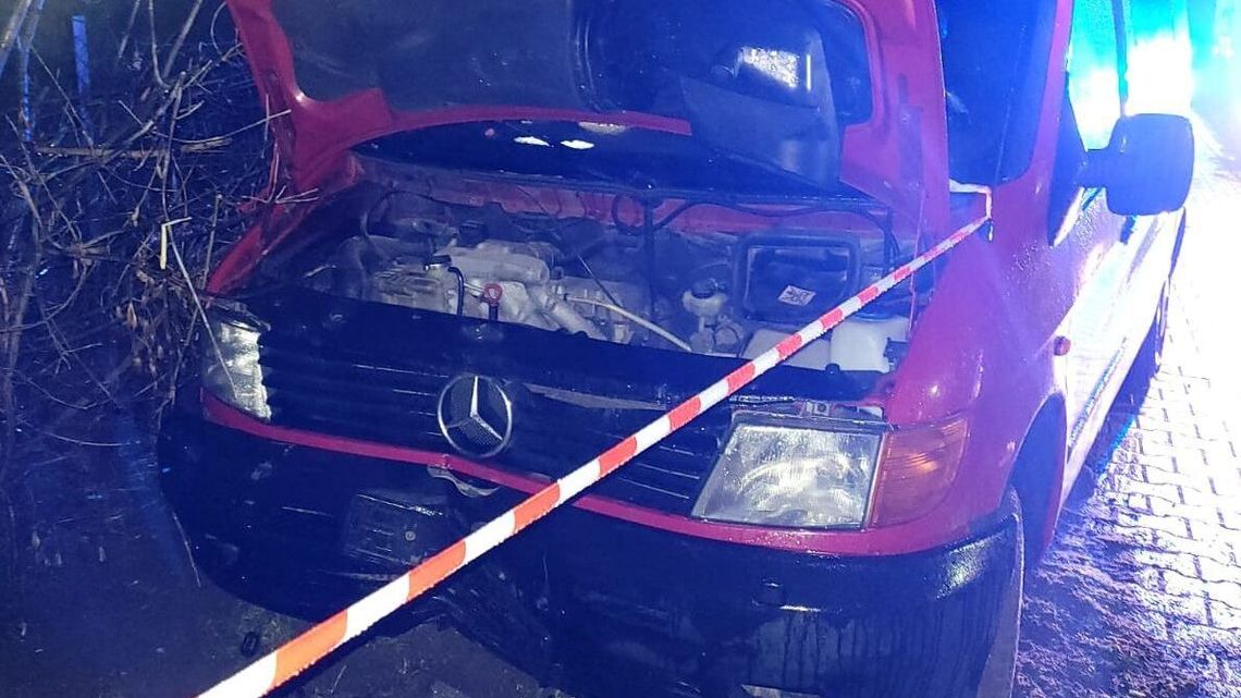 Wjechał busem w latarnię. Był pijany i miał zakaz prowadzenia pojazdów Wjechał busem w latarnię. Był pijany i miał zakaz prowadzenia pojazdów