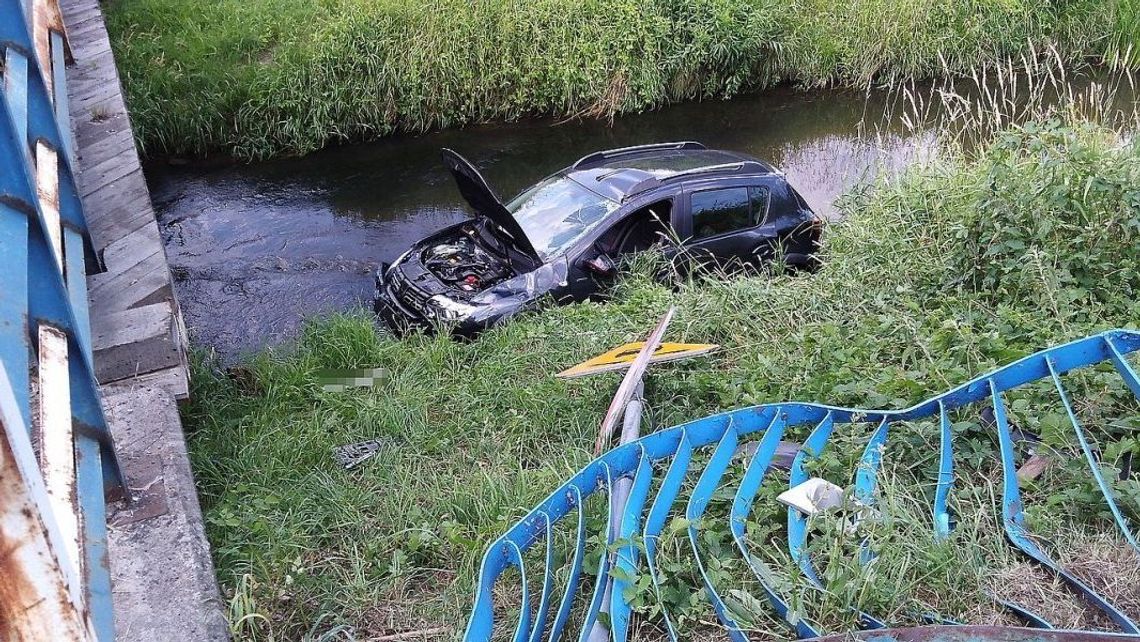 Wjechał do rzeki. Później szedł drogą w samych spodenkach Wjechał do rzeki. Później szedł drogą w samych spodenkach