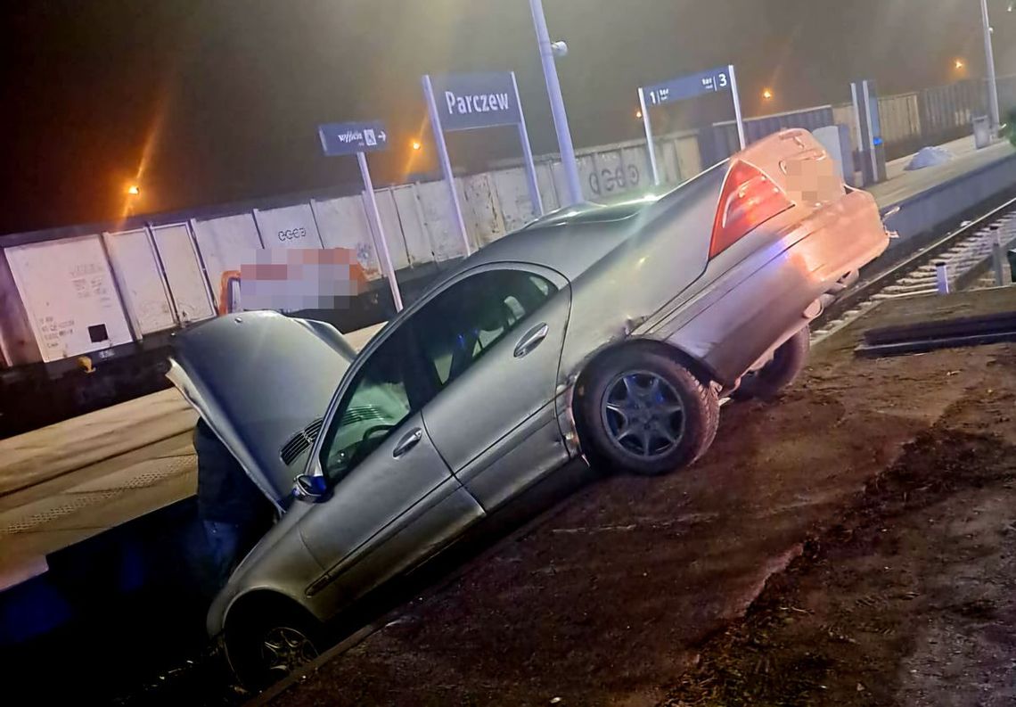 Wjechał na tor kolejowy i zawisł na rampie Wjechał na tor kolejowy i zawisł na rampie