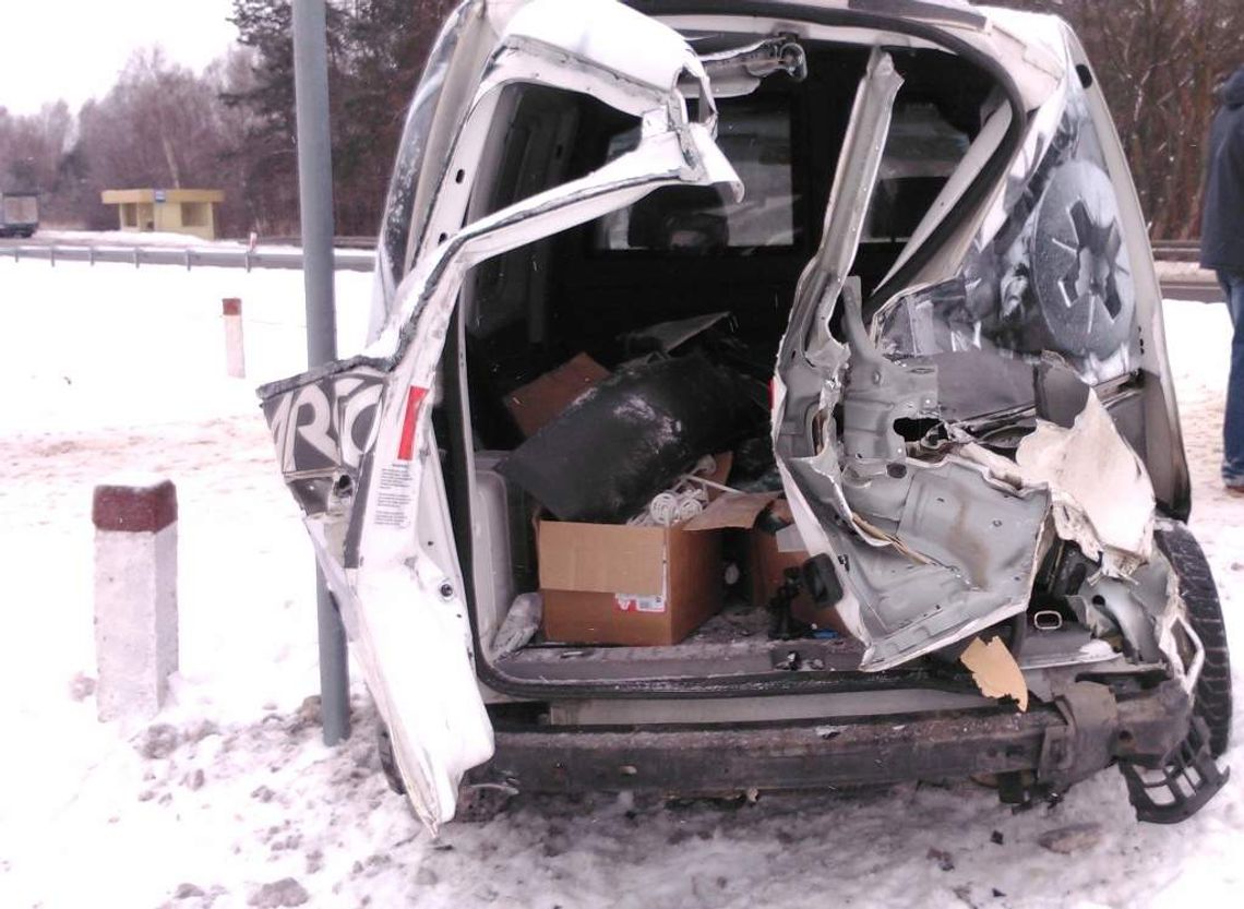 Wjechał na tory i zgasło mu auto. Szynobus nie zdążył wyhamować