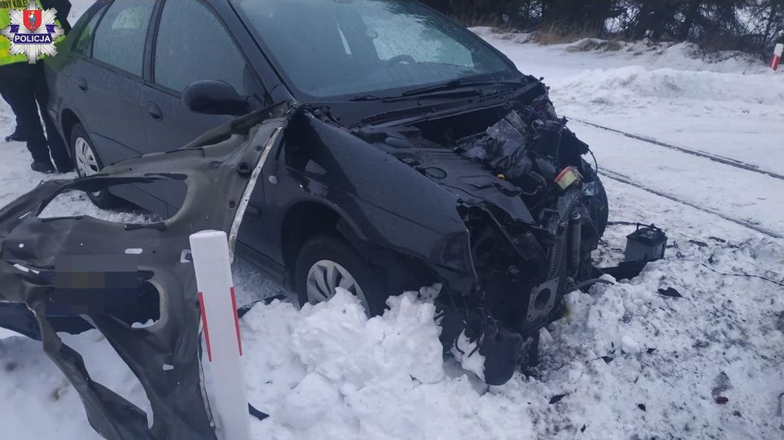 Wjechał pod nadjeżdżający szynobus. 25-latek miał ogromne szczęście