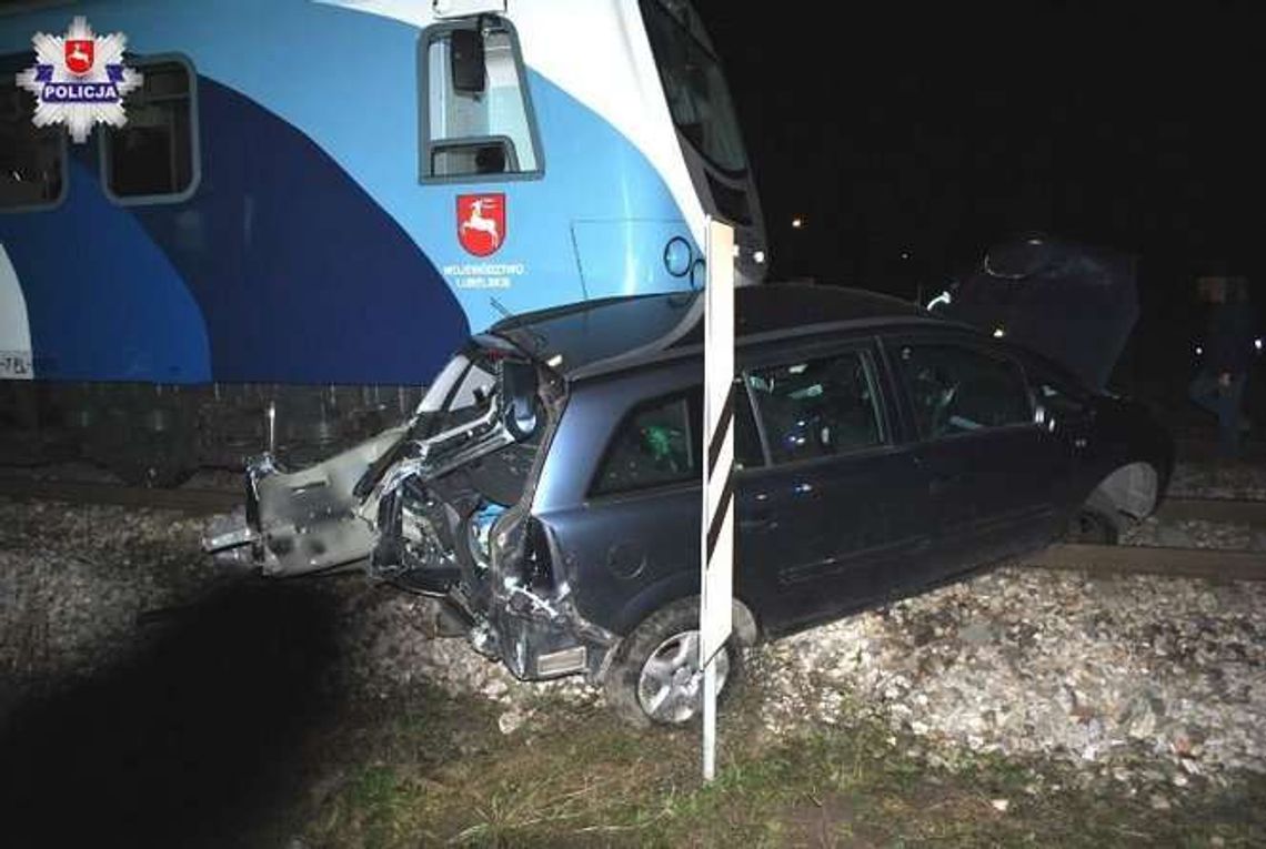 Wjechał prosto pod pociąg. 59-latek miał sporo szczęścia [zdjęcia]