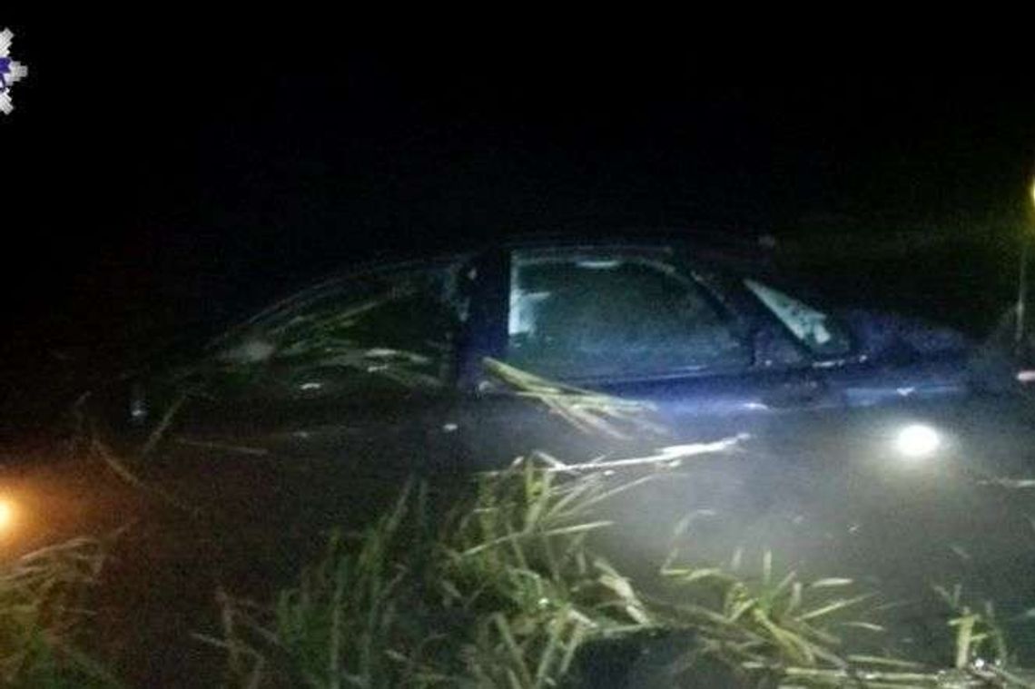 Wjechał samochodem do zalewu. Wydostał się z zatopionego auta i uciekł