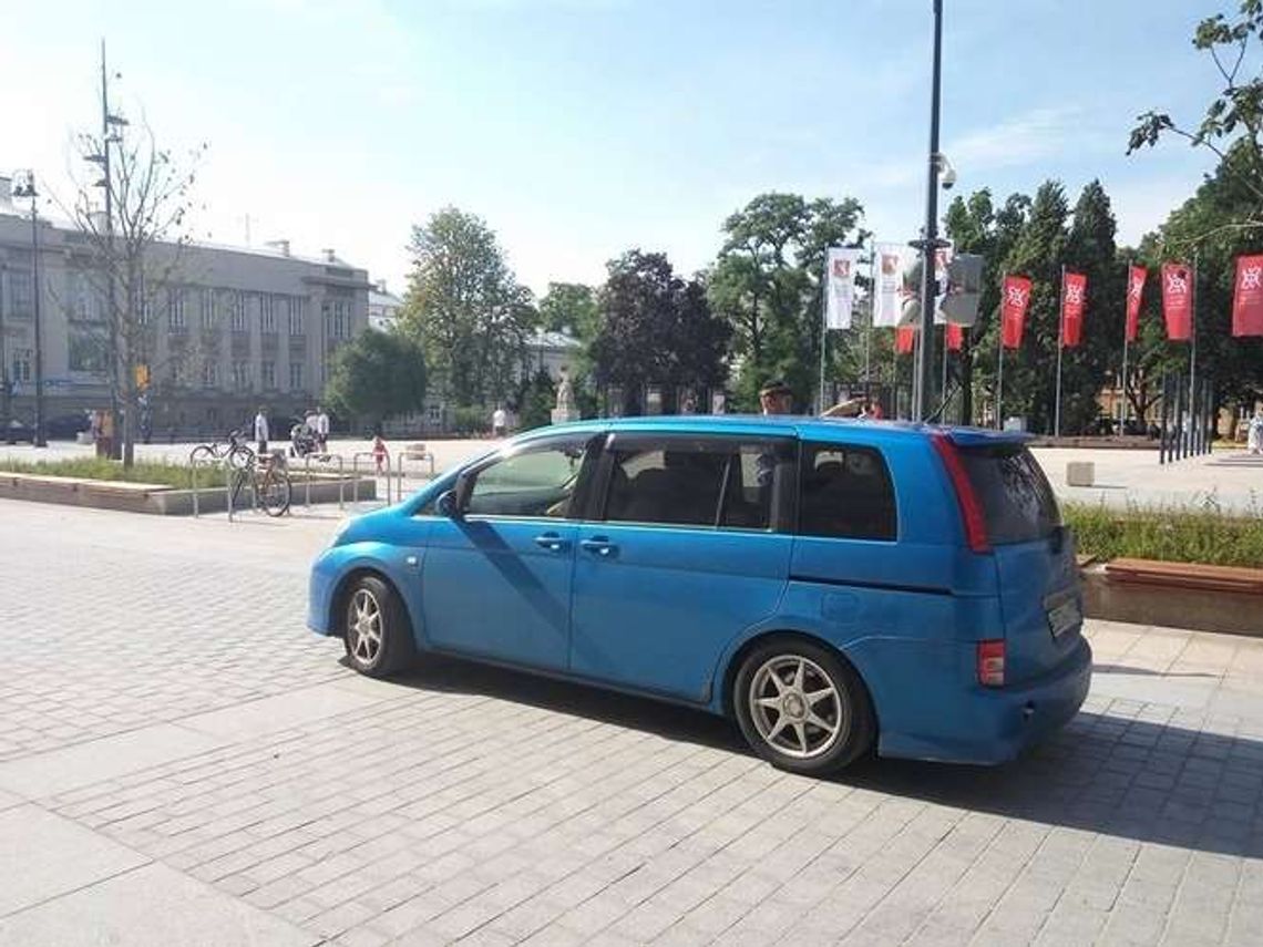 Wjechał samochodem na pl. Litewski, dostał mandat