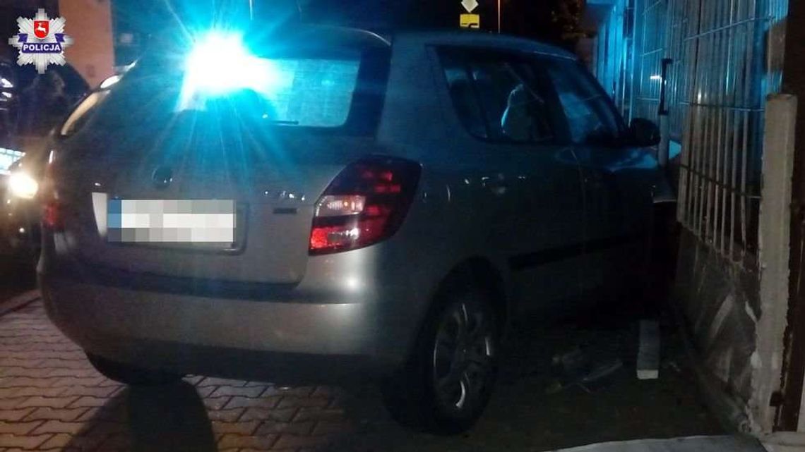 Wjechał skodą w sklep. Kierowca uciekł, zostawił kolegów [zdjęcia]