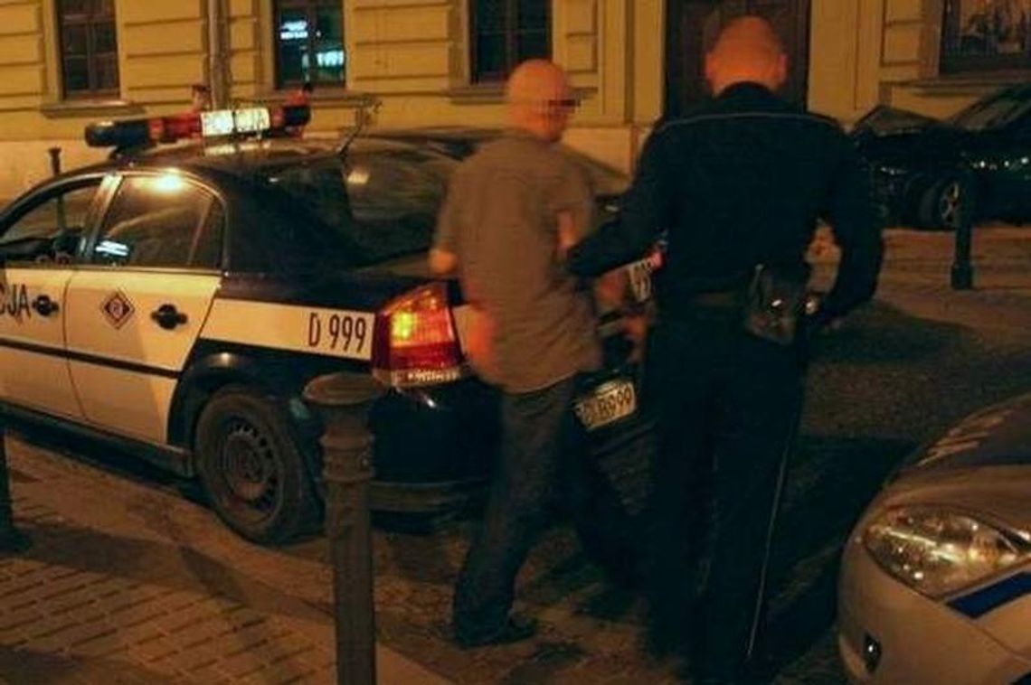 Wjechał w budynek teatru. Będzie się tłumaczył przed rzecznikiem dyscyplinarnym Wjechał w budynek teatru. Będzie się tłumaczył przed rzecznikiem dyscyplinarnym