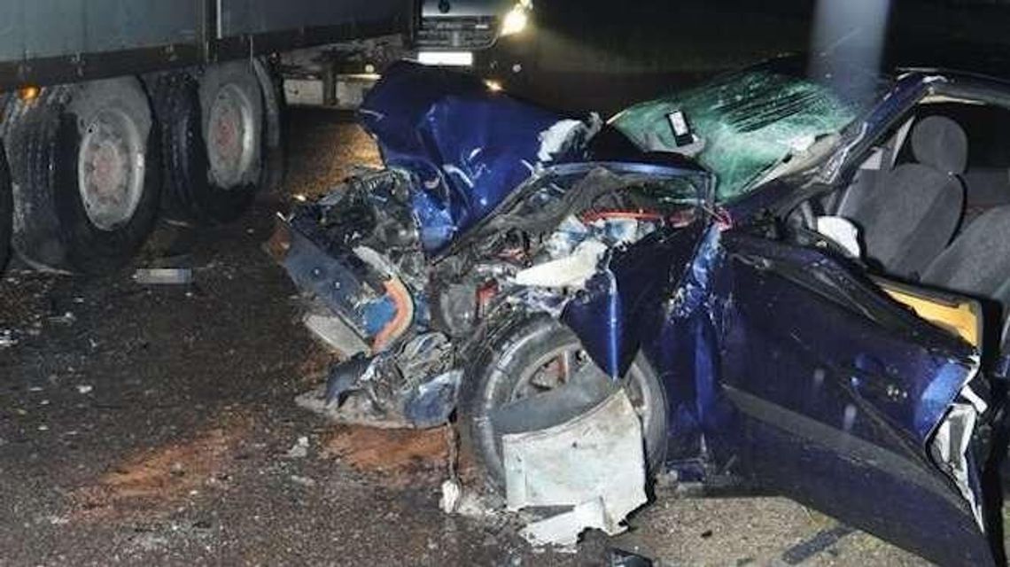 Wjechał w ciężarówkę, która cofała. 19-latek w szpitalu