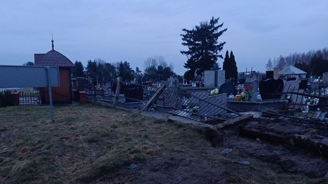 Wjechał w cmentarny płot. "Nie wpadł na pomysł poinformowania służb"