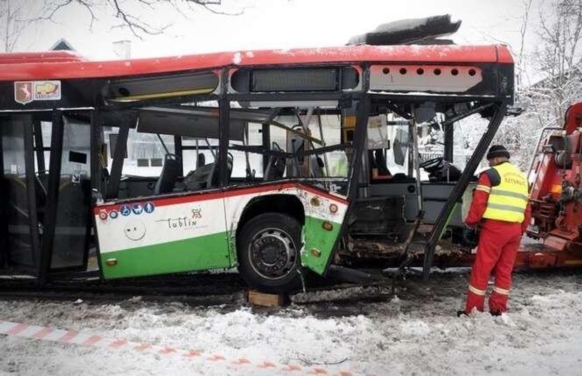 Wjechał w drzewo autobusem. Będzie wyrok dla kierowcy MPK. Grozi mu do 3 lat więzienia