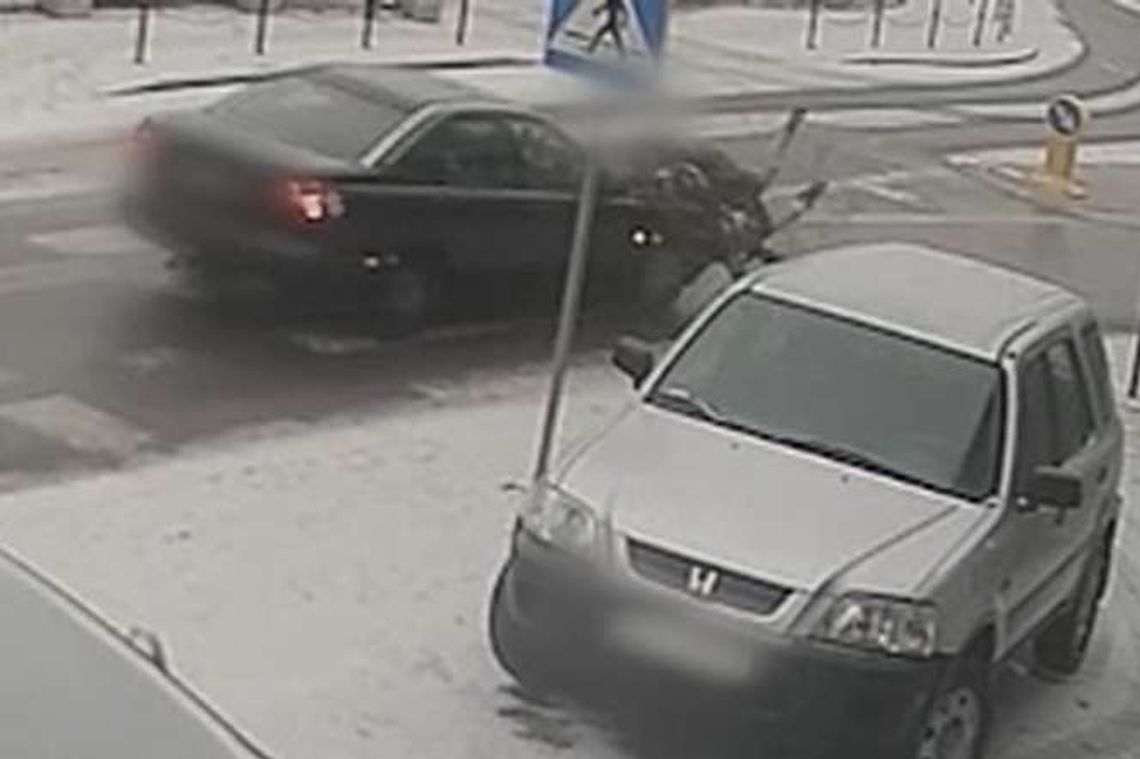 Wjechał w dwie 16-latki na przejściu i uciekł. Wszystko nagrała kamera [wideo]