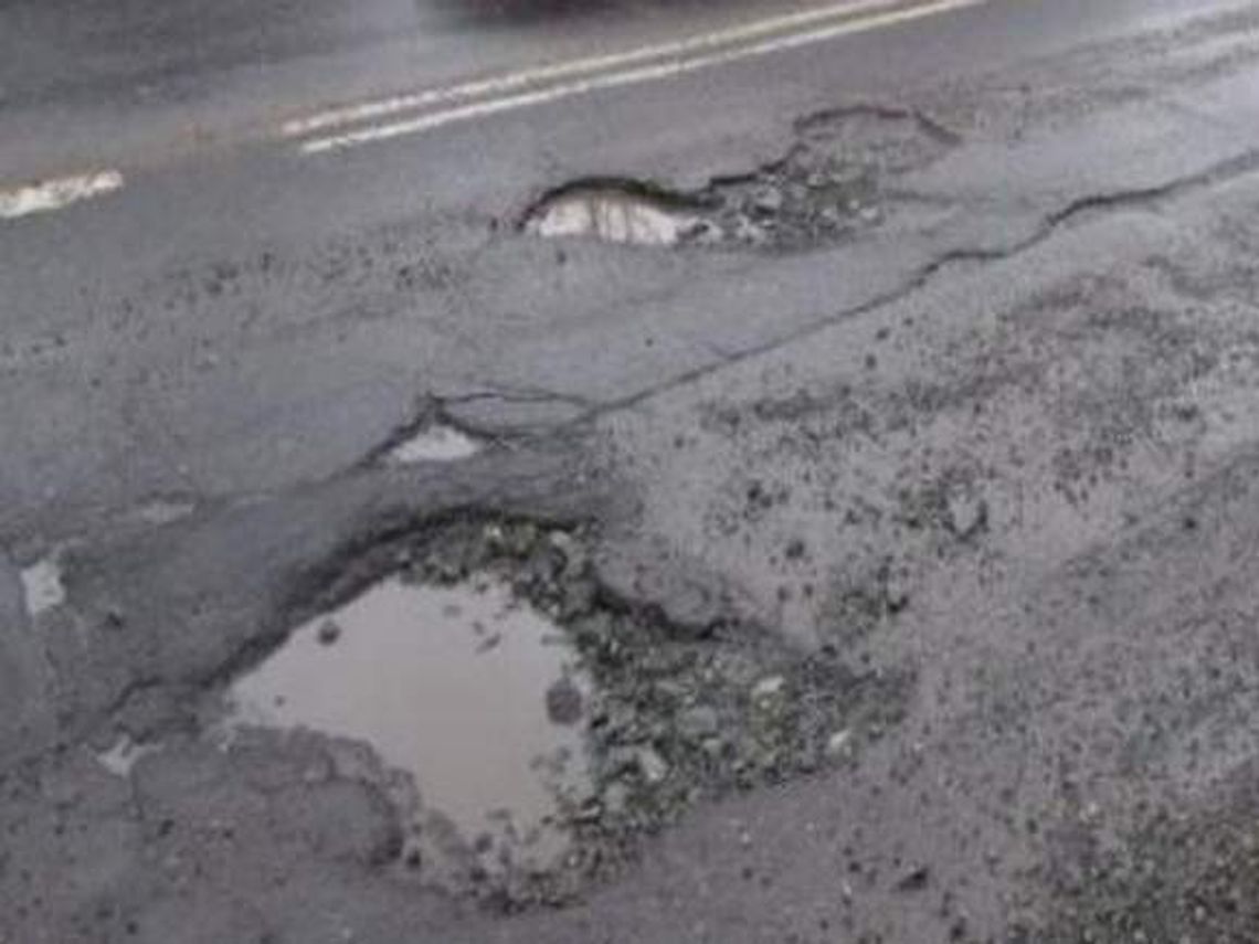 Wjechał w dziurę, dostał mandat. Sąd przyznał rację policji