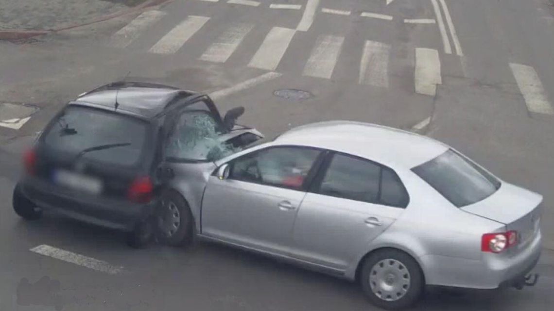 Wjechała na skrzyżowanie na czerwonym świetle. Monitoring zarejestrował moment zderzenia