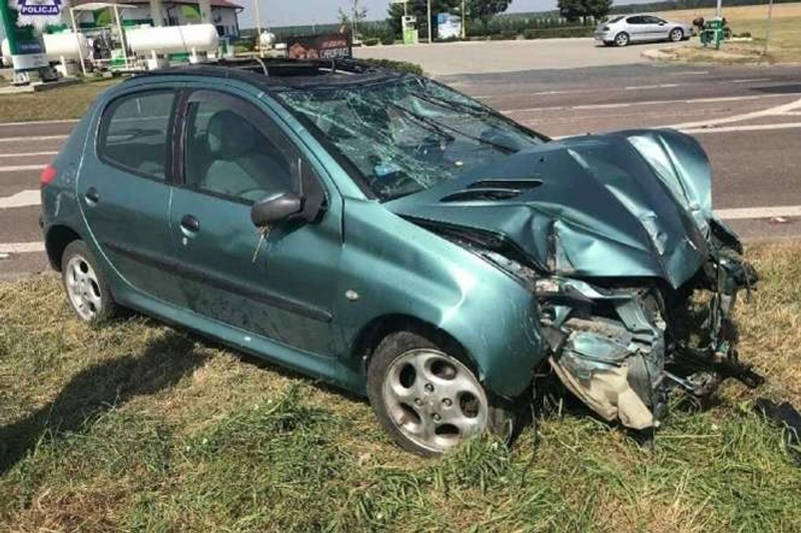 Wjechała na wysepkę, auto się wywróciło. Matka z dziećmi w szpitalu