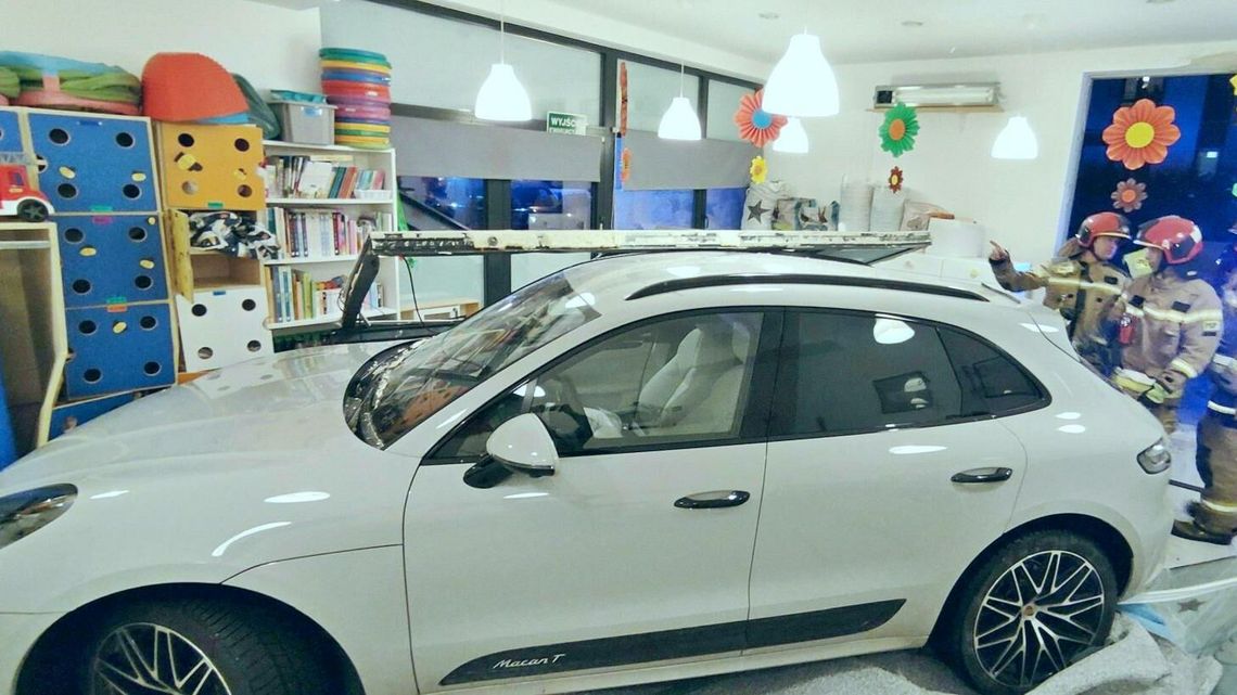 Wjechała swoim porsche prosto do żłobka Wjechała swoim porsche prosto do żłobka