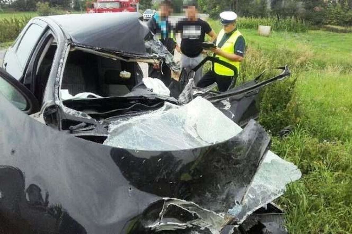 Wjechała w ciężarówkę. 60-latka zmarła w szpitalu