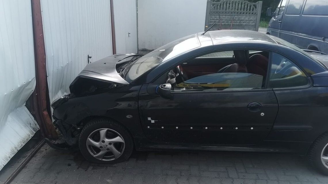 Wjechała w znak, auto i uderzyła w garaż. Była po alkoholu, a bez uprawnień Wjechała w znak, auto i uderzyła w garaż. Była po alkoholu, a bez uprawnień