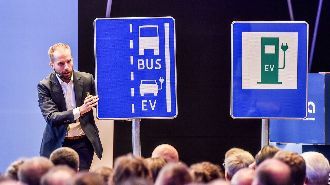 Wkrótce przy drogach pojawią się nowe znaki. Dla samochodów elektrycznych