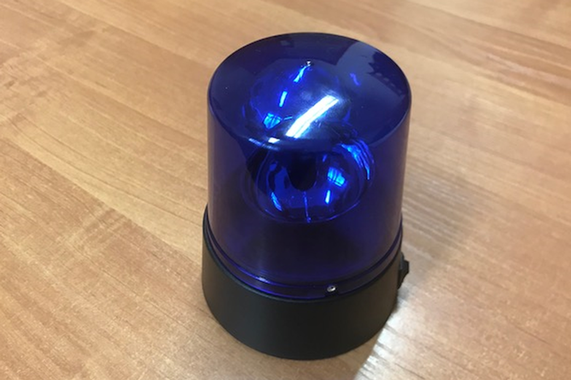 Włączył niebieskiego koguta, by dać znać znajomym. Zauważyli to policjanci