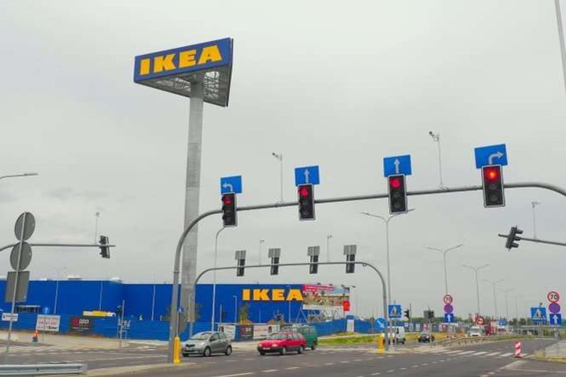 Włączyli światła przy centrum IKEA. Nikt nie wyjeżdża, ale kierowcy muszą czekać Włączyli światła przy centrum IKEA. Nikt nie wyjeżdża, ale kierowcy muszą czekać