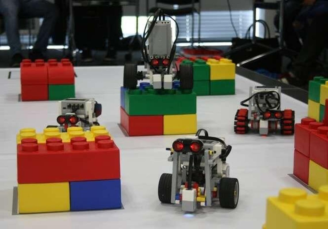 Władcy robotów. Uczniowie rywalizowali na torze przeszkód