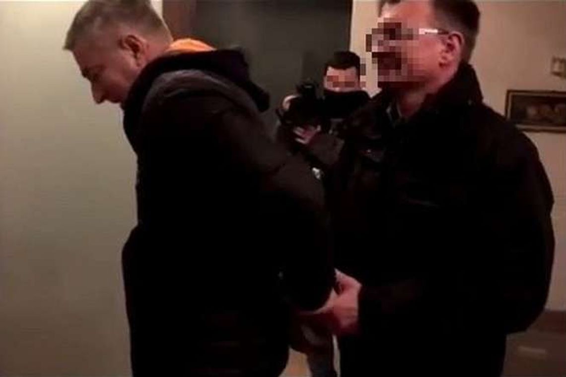 Władysław Frasyniuk zatrzymany. Policja wyprowadziła go w kajdankach