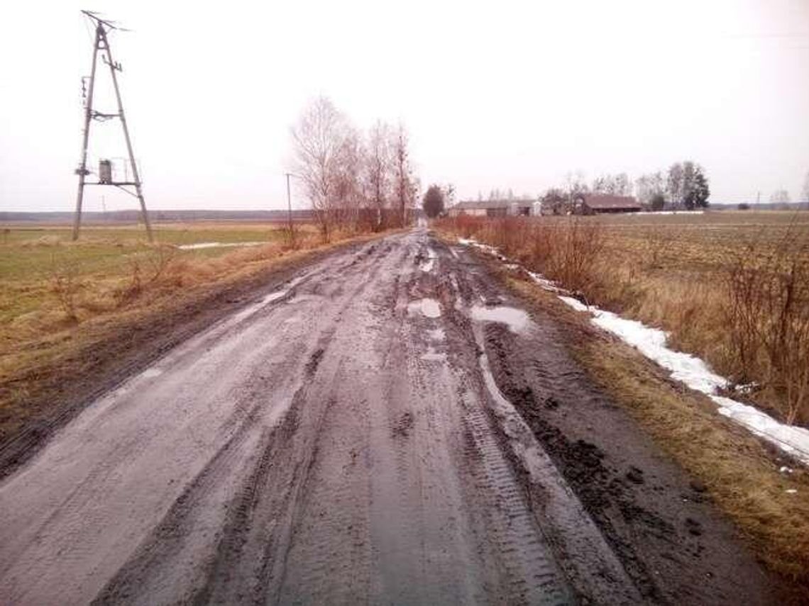 Władza obiecywała drogę od dekad. Wciąż jest błoto