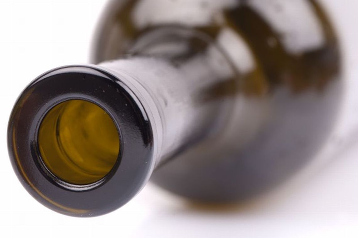 Włamał się do piwnicy kolegi, bo smakowało mu wino