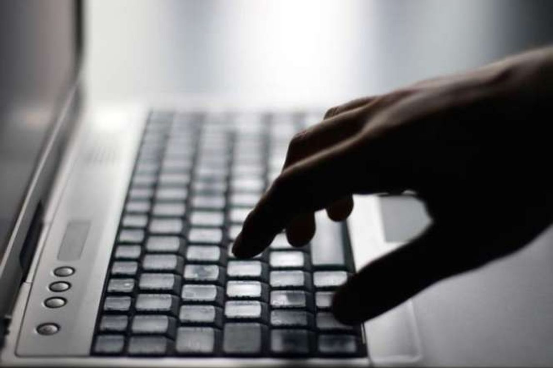 Włamał się na konto i podszył się pod 19-latkę. Poprosił jej znajomych o pożyczkę