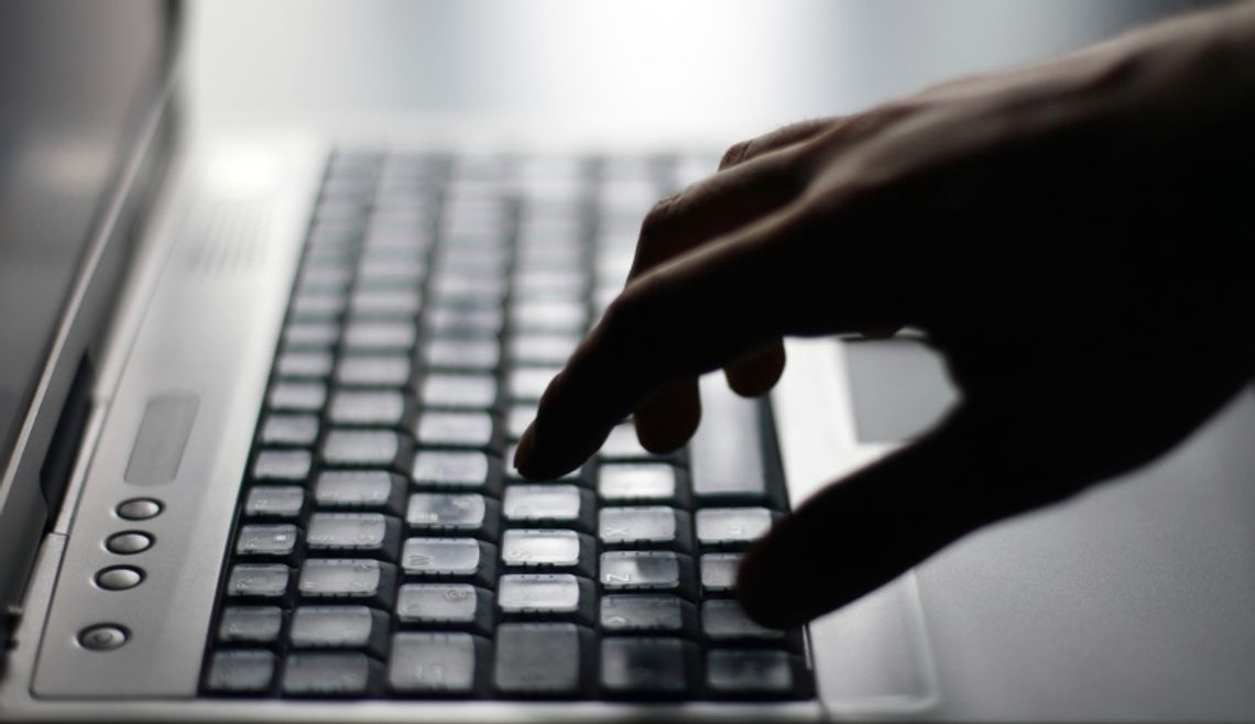 Włamali mu się na konto bankowe i robili zakupy przez Internet