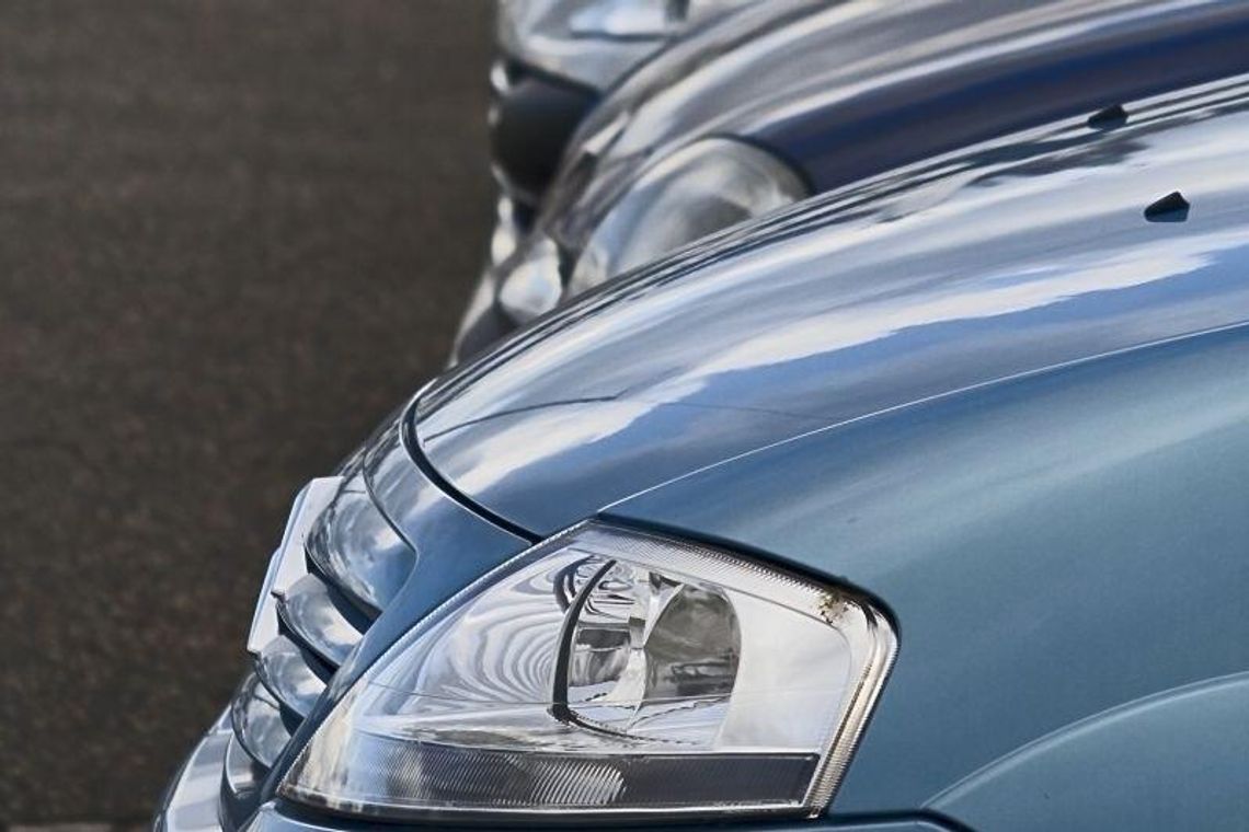 Włamali się do autokomisu i odkręcili koła