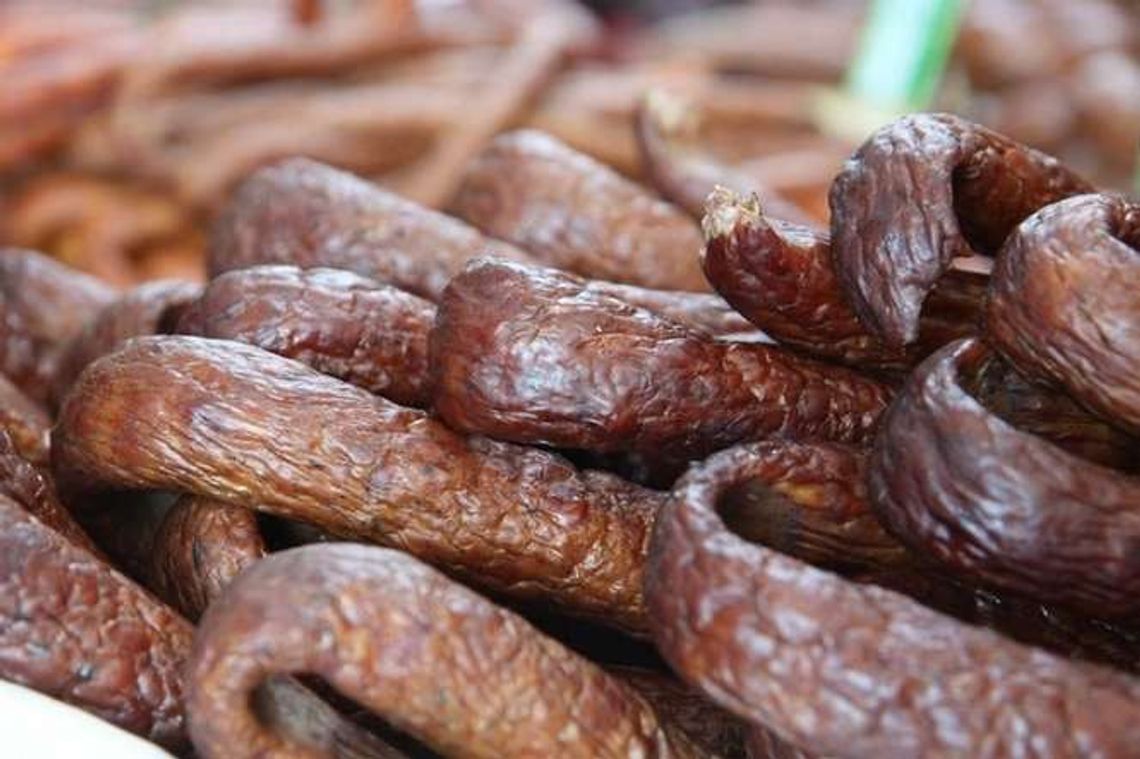 Włamali się do domu. Zjedli 2 kg kiełbasy i pierogi