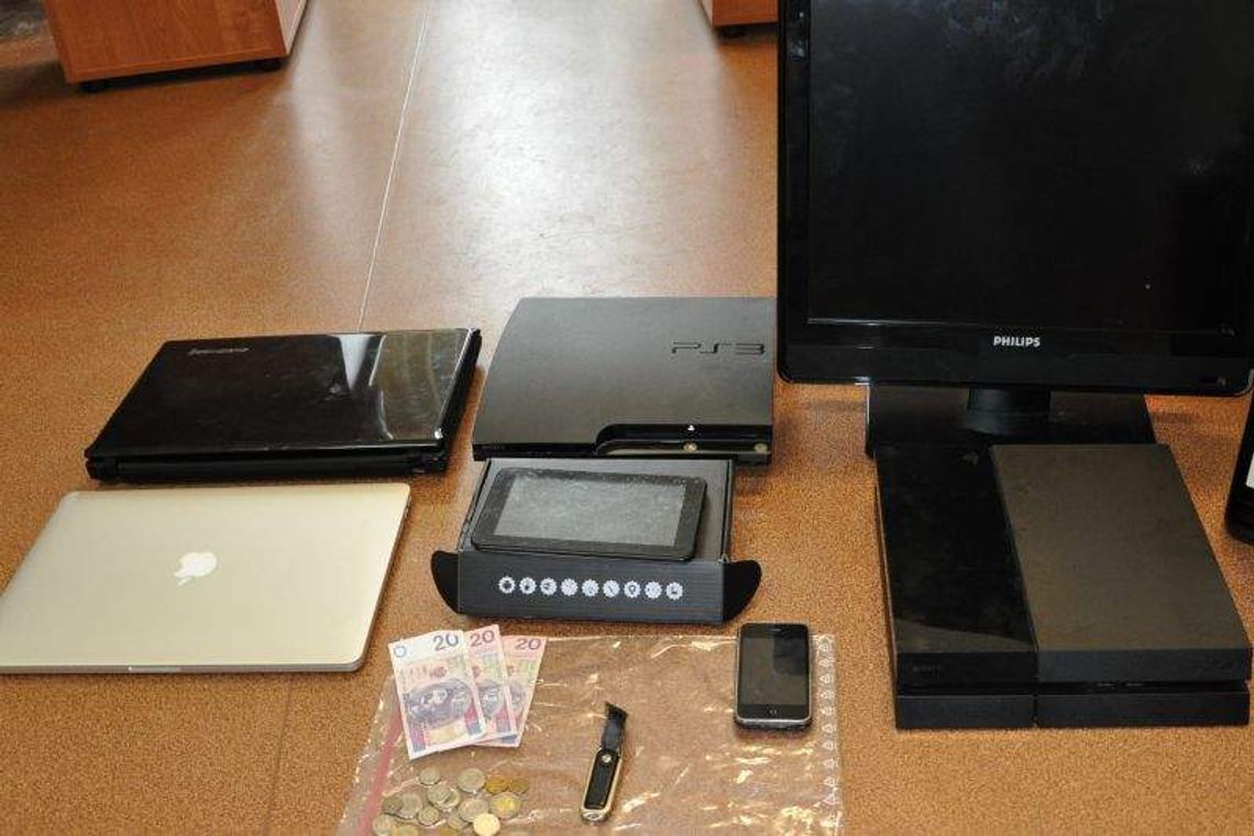 Włamali się do mieszkania. Ukradli konsole, laptopy i telewizor