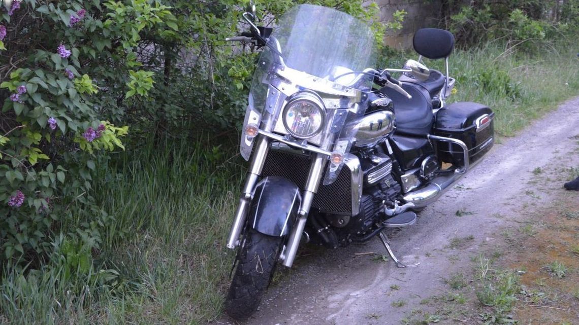 Włamanie do stacji paliw w Chełmie. Mężczyzna porzucił skradziony motocykl w krzakach