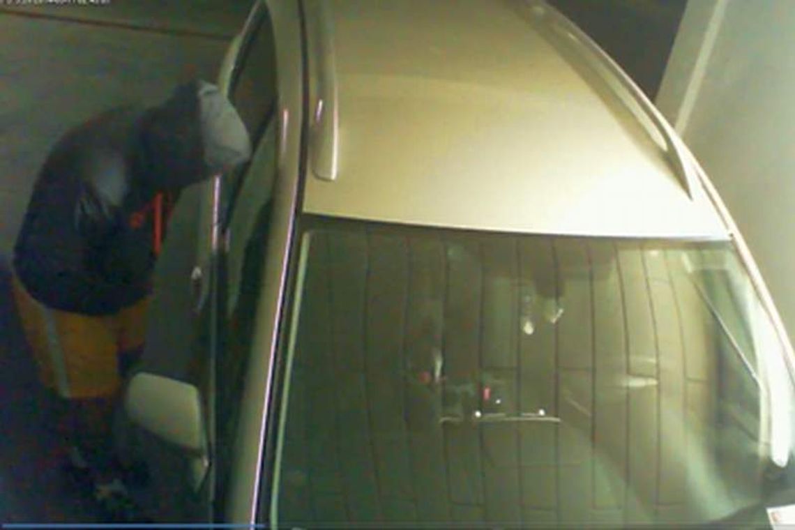 Włamywacz grasował na parkingu. Kto rozpoznaje tego mężczyznę?