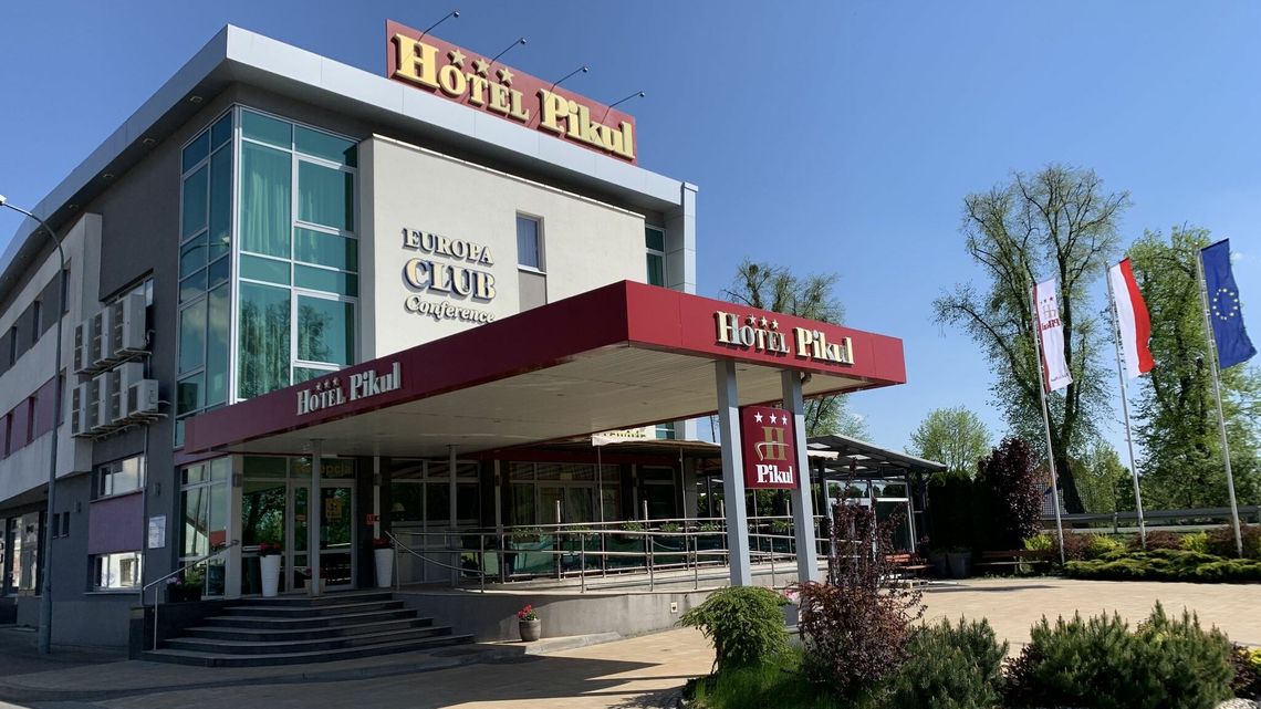 Właściciel chce rozbudować hotel: "Proszę pozwolić mi się rozwijać". Radni chcą go najpierw obejrzeć Właściciel chce rozbudować hotel: "Proszę pozwolić mi się rozwijać". Radni chcą go najpierw obejrzeć