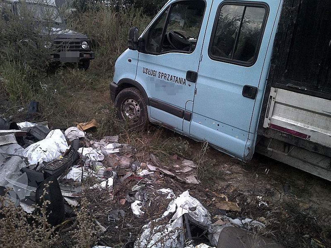 Właściciel firmy sprzątającej i jego pracownicy wyrzucali śmieci w lesie (zdjęcia)