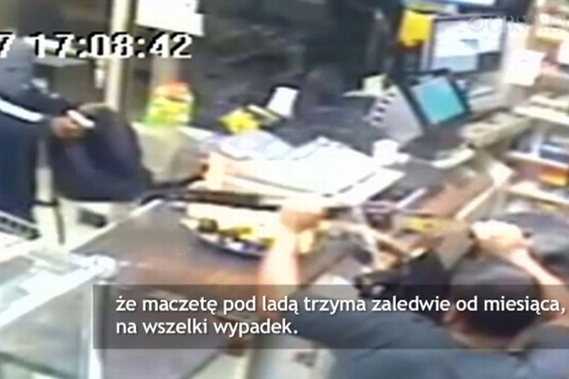 Właściciel sklepu poskromił rabusia maczetą (wideo)