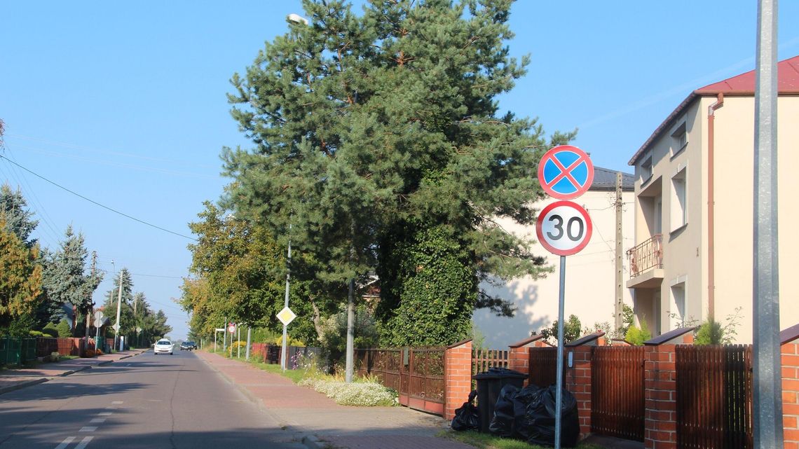 Właściciele domów chcieli parkować też przy ulicy. Ta decyzja ich nie ucieszy