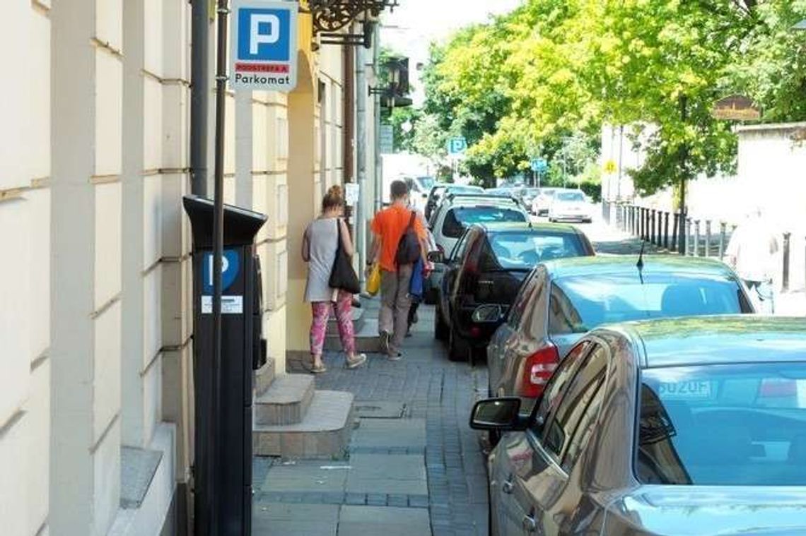 Właściciele takich samochodów mogą parkować za darmo. Już z tego korzystają