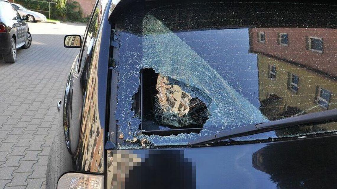 Właścicielka BMW nic mu nie zrobiła, ale to w jej aucie wybił szybę Właścicielka BMW nic mu nie zrobiła, ale to w jej aucie wybił szybę