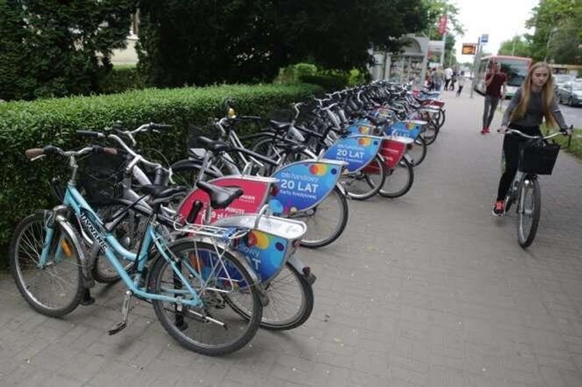 Wlepiają mandaty za jazdę po chodniku nawet kilka metrów od stacji. "Policjant musi podjąć interwencję"