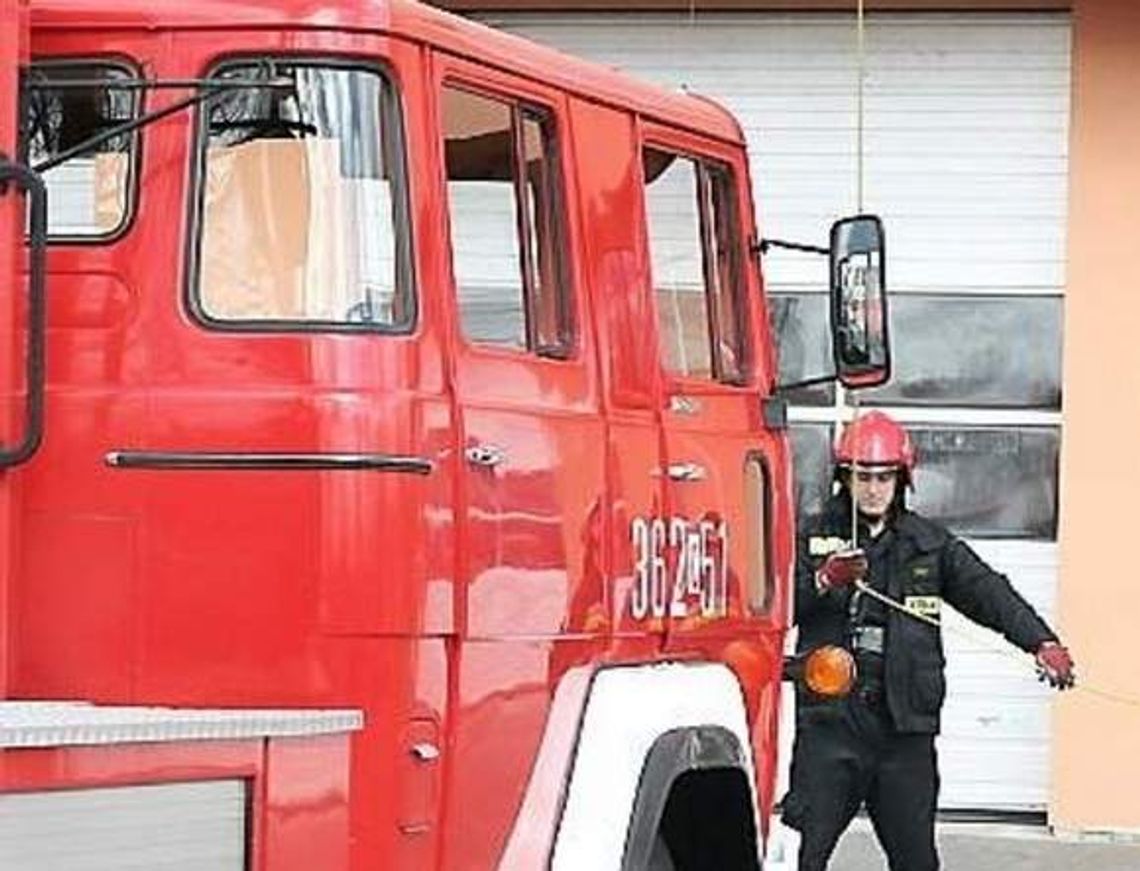 Włocławek. Gdy strażacy walczyli z pożarem, ktoś obrzucił ich samochód