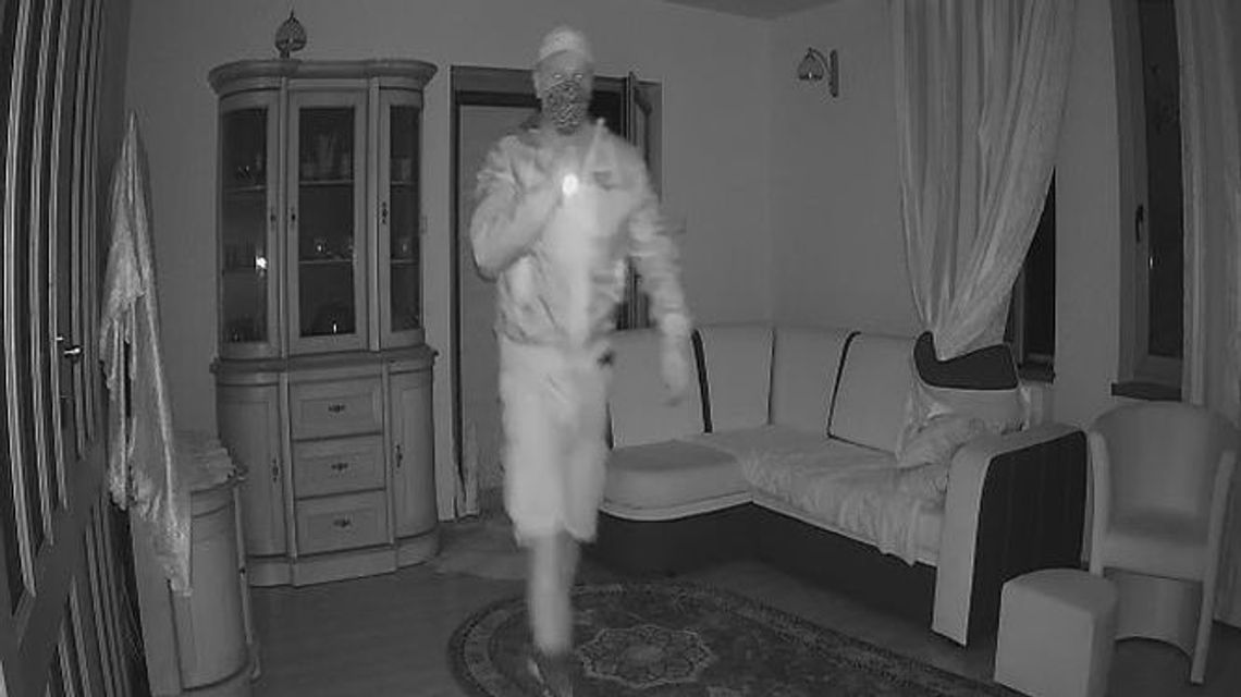 Włodawa. Pech włamywacza. Dał się nagrać i widać go jak na dłoni [wideo]