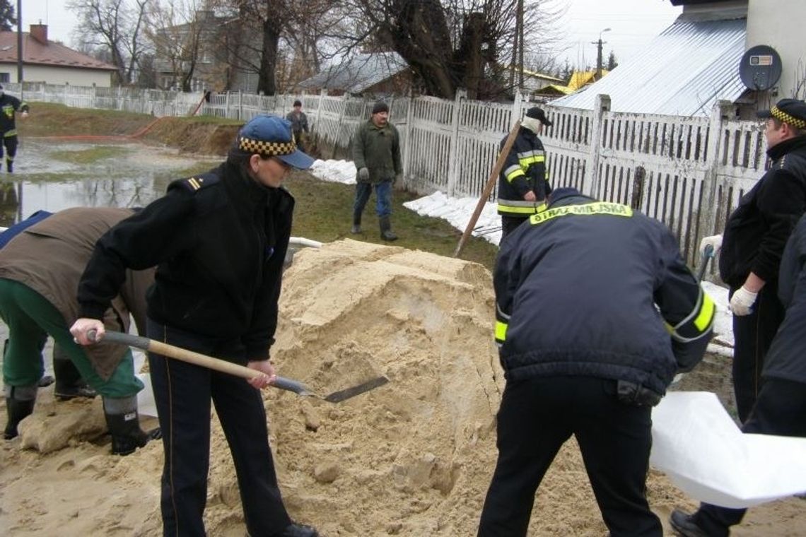 Włodawa: Ratowali domy przed zalaniem Włodawa: Ratowali domy przed zalaniem