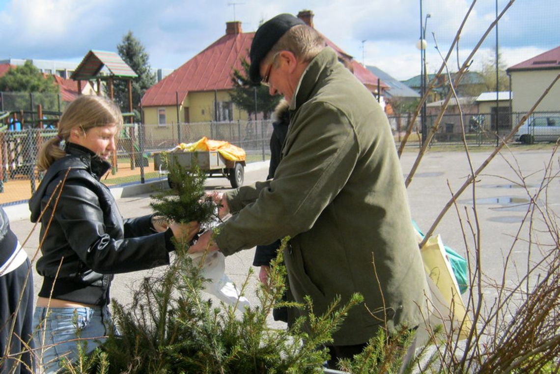 Włodawa: Uczniowie rozdawali sadzonki za makulaturę