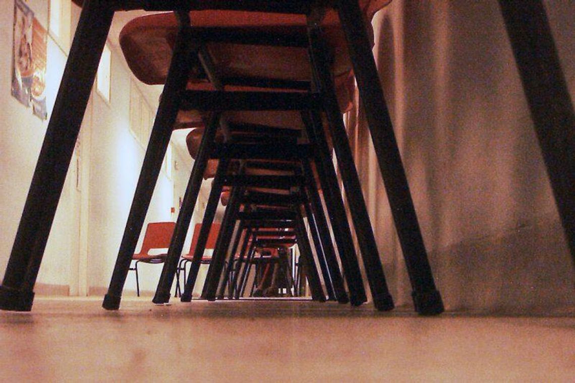 Włodawa: Złodziej włamał się do sklepu meblowego. Ukradł krzesła