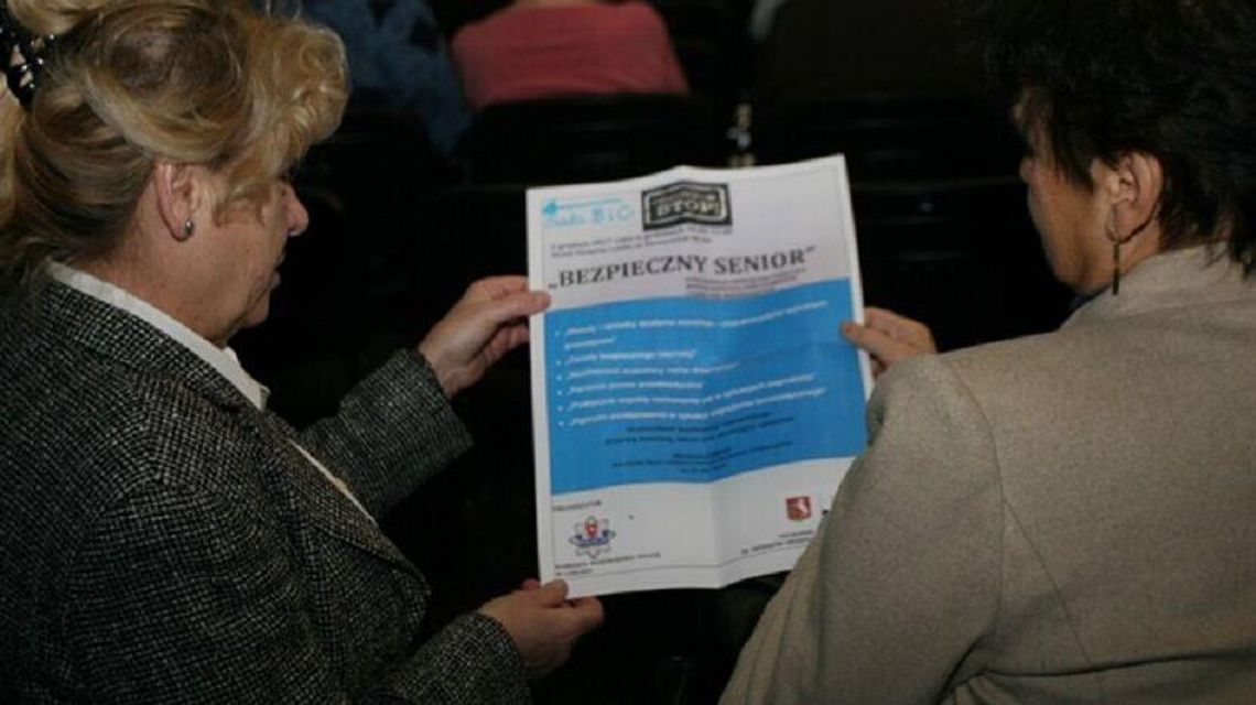 Włożyła gotówkę do reklamówki i zostawiła na wycieraczce. Oszuści mają wyobraźnię Włożyła gotówkę do reklamówki i zostawiła na wycieraczce. Oszuści mają wyobraźnię