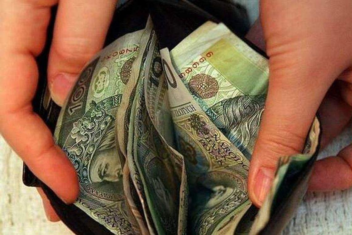 Wnuczka okradła babcię na przystanku. Zabrała jej 4,6 tys. zł